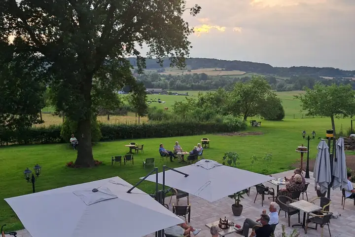 Terrasse des Hotels De Oude Hamer mit Blick über das Hügelland