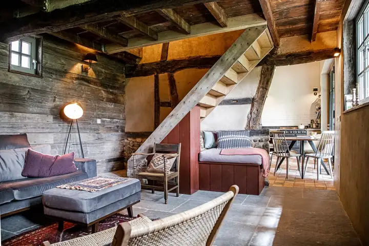 Wohnzimmer mit Eichenbalken im Gruppenhaus Hoeve Hurpesch