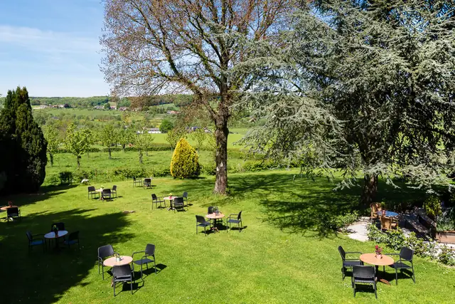 Terrasse in einem Obstgarten mit Blick über das Hügelland